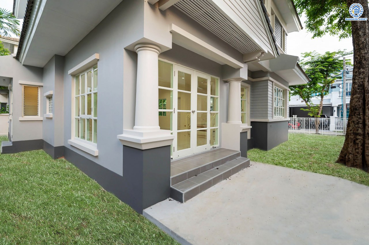 บ้านตกแต่งใหม่ โครงการ มัณฑนา  วัดพระเงิน ตกแต่งหรูหราดีไซน์สุด Classic เนื้อที่ 85.6 ตร.ว ฟังก์ชันจัดเต็ม 3 ห้องนอน 4 ห้องน้ำ 1 ห้องแม่บ้าน จอดรถได้ถึง 2 คัน เชื่อมต่อถนนกาญจนาฯ ใกล้รถไฟฟ้าสายสีม่วง "สถานีสามแยกบางใหญ่" และทางด่วน "ศรีรัช" รายล้อมด้วยสิ่งอำนวยความสะดวกมากมาย